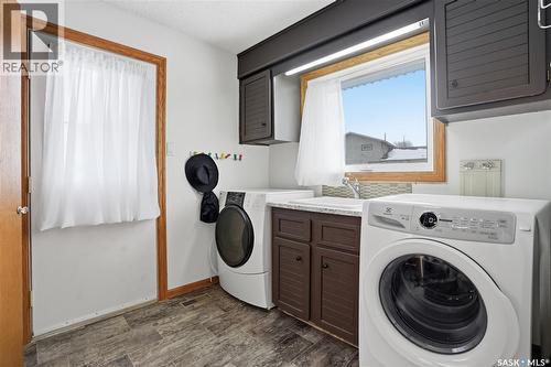 2423 Strathmore Place E, Regina, SK - Indoor Photo Showing Laundry Room