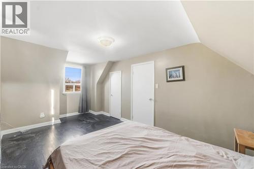 Bedroom featuring baseboards and vaulted ceiling - 776 Britannia Avenue, Hamilton, ON - Indoor Photo Showing Bedroom