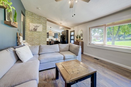 22 Smith Drive, Mapleton, ON - Indoor Photo Showing Living Room