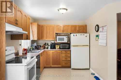 857 Nesting Way Nw, Ottawa, ON - Indoor Photo Showing Kitchen With Double Sink