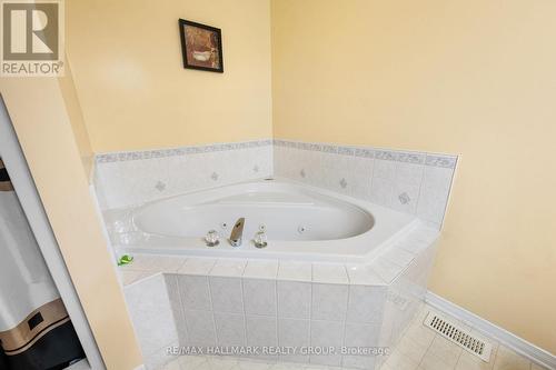 857 Nesting Way Nw, Ottawa, ON - Indoor Photo Showing Bathroom