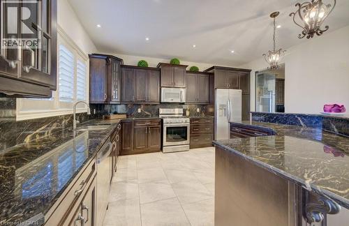 6379 Christopher Crescent, Niagara Falls, ON - Indoor Photo Showing Kitchen With Double Sink