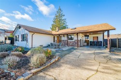 319 Meadow View Pl  Parksville, BC V9P 1W2