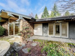 930 Royal Oak Dr  Saanich, BC V8X 3T4