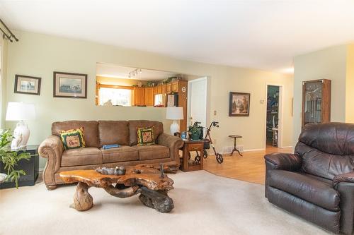 2-1209 Brookside Avenue, Kelowna, BC - Indoor Photo Showing Living Room