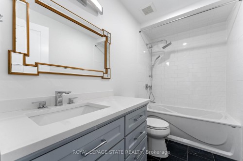 144 Ravenbury Drive, Hamilton, ON - Indoor Photo Showing Bathroom