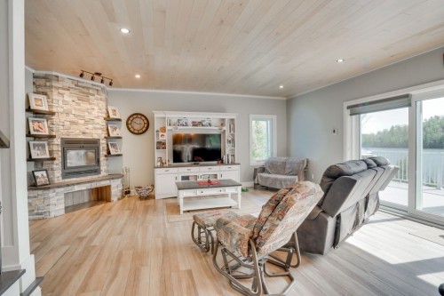 Salon - 394 Ch. De La Perdrix, Cantley, QC - Indoor Photo Showing Other Room With Fireplace