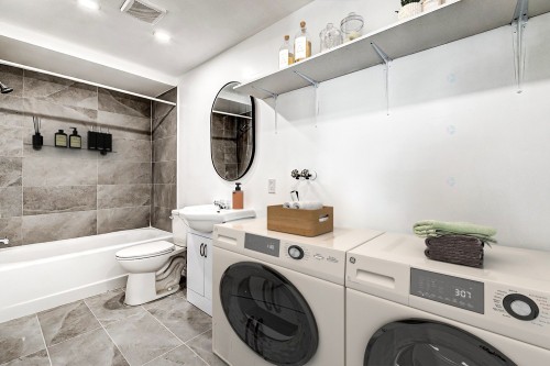Salle de bains - 8-11600 Boul. Langelier, Montréal (Montréal-Nord), QC - Indoor Photo Showing Laundry Room