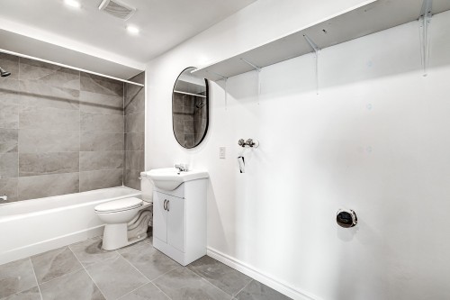 Salle de bains - 8-11600 Boul. Langelier, Montréal (Montréal-Nord), QC - Indoor Photo Showing Bathroom