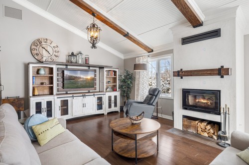Salon - 29 Rue Du Couvent, Saint-Simon, QC - Indoor Photo Showing Living Room With Fireplace