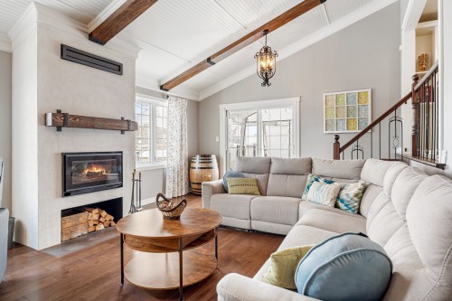 Salon - 29 Rue Du Couvent, Saint-Simon, QC - Indoor Photo Showing Living Room With Fireplace