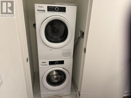 924 - 2 Steckley House Lane, Richmond Hill, ON - Indoor Photo Showing Laundry Room