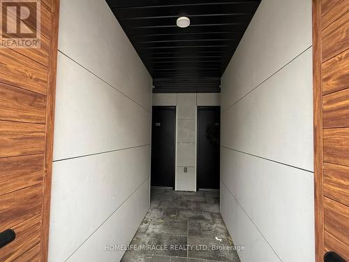 924 - 2 Steckley House Lane, Richmond Hill, ON - Indoor