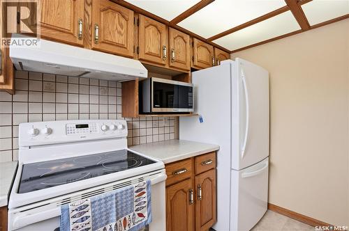 210 Brunst Crescent, Saskatoon, SK - Indoor Photo Showing Kitchen