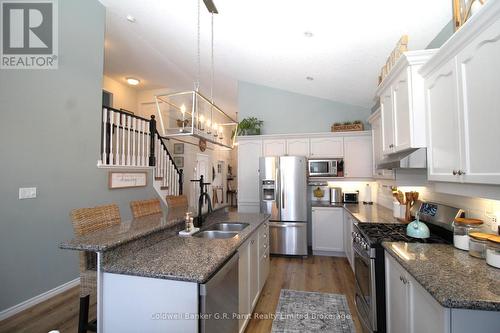 32 Macdonald Crescent, Brantford, ON - Indoor Photo Showing Kitchen With Double Sink With Upgraded Kitchen
