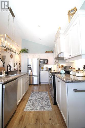 32 Macdonald Crescent, Brantford, ON - Indoor Photo Showing Kitchen
