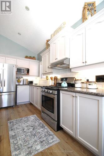 32 Macdonald Crescent, Brantford, ON - Indoor Photo Showing Kitchen