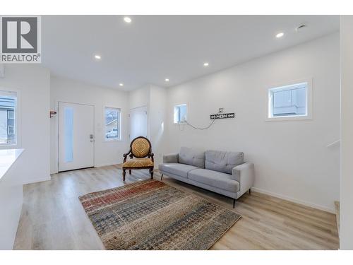 490 Eckhardt Avenue Unit# 101, Penticton, BC - Indoor Photo Showing Living Room