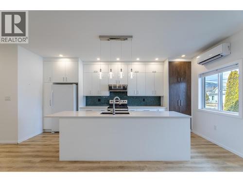 490 Eckhardt Avenue Unit# 101, Penticton, BC - Indoor Photo Showing Kitchen