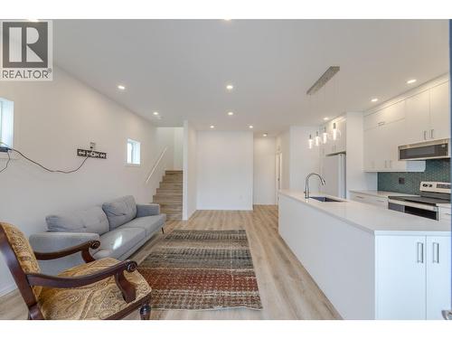 490 Eckhardt Avenue Unit# 101, Penticton, BC - Indoor Photo Showing Kitchen