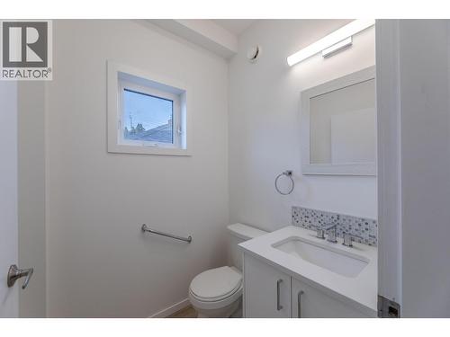 490 Eckhardt Avenue Unit# 101, Penticton, BC - Indoor Photo Showing Bathroom