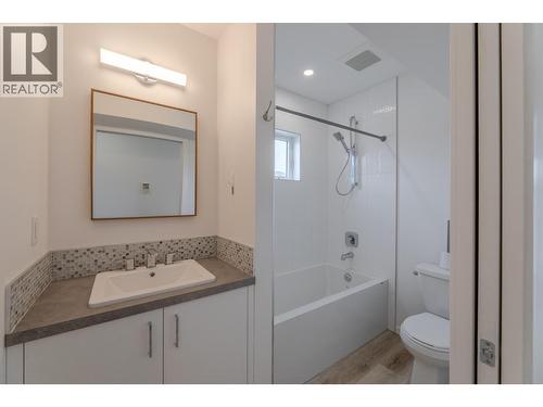490 Eckhardt Avenue Unit# 101, Penticton, BC - Indoor Photo Showing Bathroom