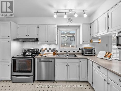 4138 Marigold Crescent, Mississauga, ON - Indoor Photo Showing Kitchen With Double Sink