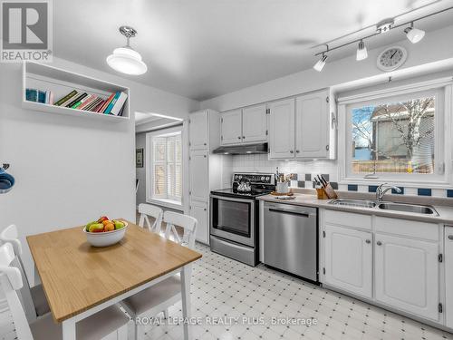 4138 Marigold Crescent, Mississauga, ON - Indoor Photo Showing Kitchen With Double Sink
