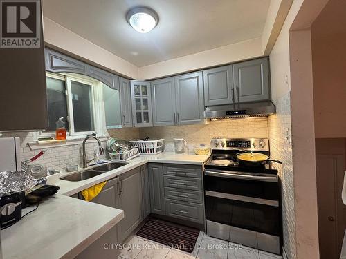 3113 Mallbridge Crescent, Mississauga, ON - Indoor Photo Showing Kitchen With Double Sink