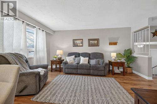 789 Rymal Road, Hamilton, ON - Indoor Photo Showing Living Room