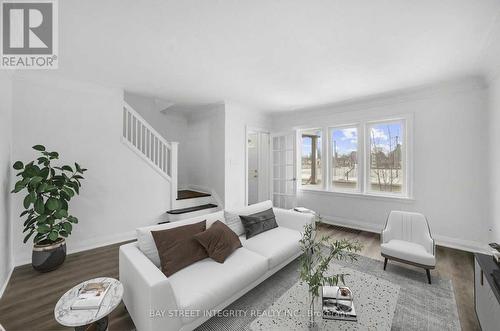 53 Paradise Road S, Hamilton, ON - Indoor Photo Showing Living Room