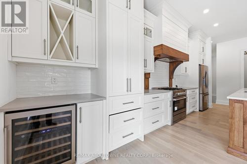 9042 Sideroad 10, Erin, ON - Indoor Photo Showing Kitchen With Upgraded Kitchen