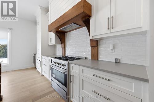 9042 Sideroad 10, Erin, ON - Indoor Photo Showing Kitchen With Upgraded Kitchen