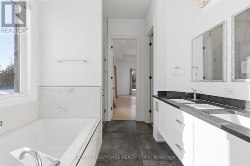 9042 Sideroad 10, Erin, ON - Indoor Photo Showing Bathroom