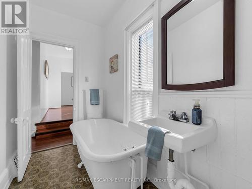93 Murray Street E, Hamilton, ON - Indoor Photo Showing Bathroom