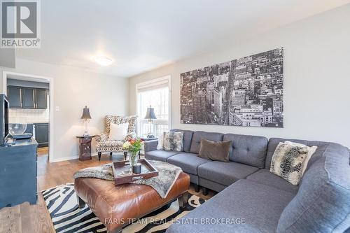 31 Etherington Crescent, Barrie, ON - Indoor Photo Showing Living Room