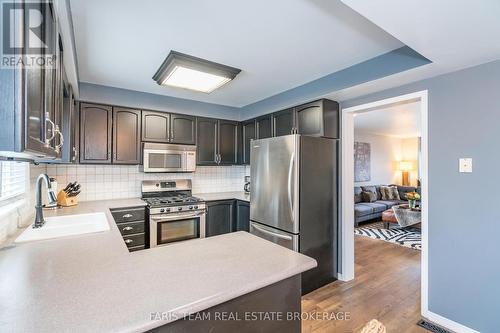 31 Etherington Crescent, Barrie, ON - Indoor Photo Showing Kitchen