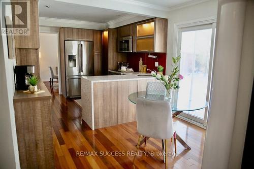 6643 Mockingbird Lane, Mississauga, ON - Indoor Photo Showing Kitchen