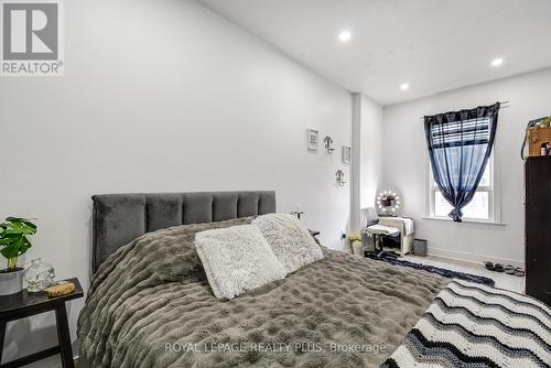 58 East 22Nd Street, Hamilton, ON - Indoor Photo Showing Bedroom