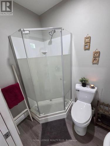 58 East 22Nd Street, Hamilton, ON - Indoor Photo Showing Bathroom