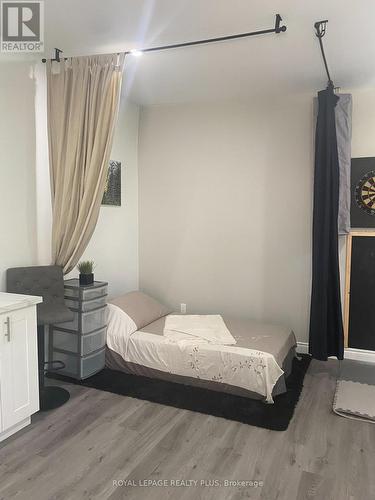 58 East 22Nd Street, Hamilton, ON - Indoor Photo Showing Bedroom