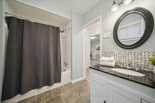 171 Paling Avenue, Hamilton, ON - Indoor Photo Showing Bathroom