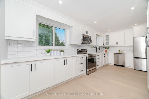 2392 Arnold Crescent, Burlington, ON - Indoor Photo Showing Kitchen With Stainless Steel Kitchen