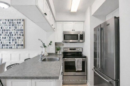 627-3 Everson Drive, Toronto, ON - Indoor Photo Showing Kitchen With Upgraded Kitchen