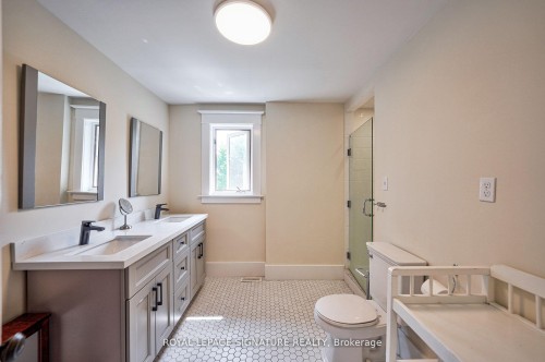 424 8Th Concession Road, Hamilton, ON - Indoor Photo Showing Bathroom