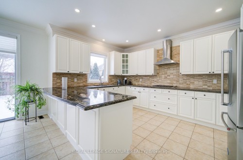1534 Craigleith Road, Oakville, ON - Indoor Photo Showing Kitchen With Upgraded Kitchen