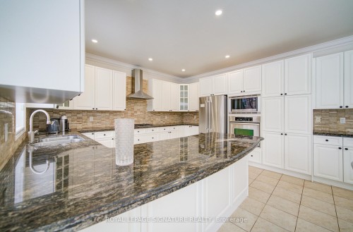 1534 Craigleith Road, Oakville, ON - Indoor Photo Showing Kitchen With Double Sink With Upgraded Kitchen