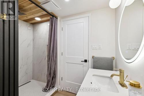 7429 Sideroad 20 Side Road, Mapleton, ON - Indoor Photo Showing Bathroom