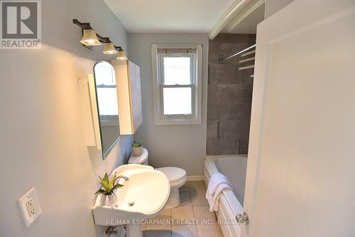 82 East 38Th Street, Hamilton, ON - Indoor Photo Showing Bathroom