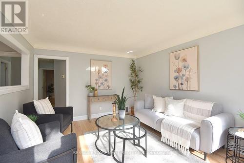 82 East 38Th Street, Hamilton, ON - Indoor Photo Showing Living Room